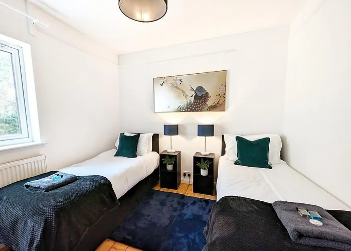 Central Cambridge, Charming 3-Bed House With Free Parking!