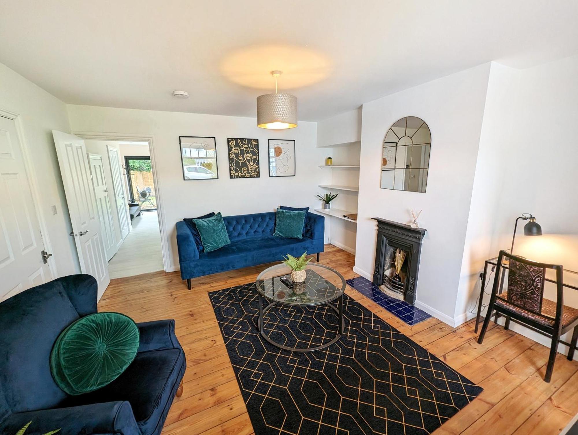 Holiday home Cambridge, Charming 3-bed House With Free Parking!